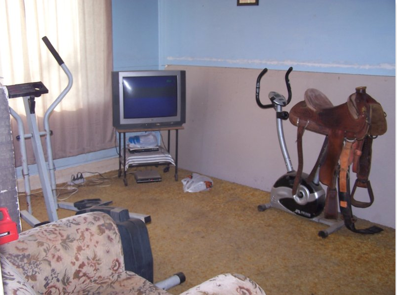 We're seriously stumped by these real estate listing photos